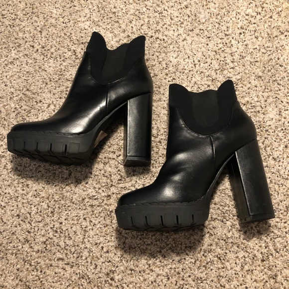 ON SALE🥂 Fashion Nova Slip on heels.